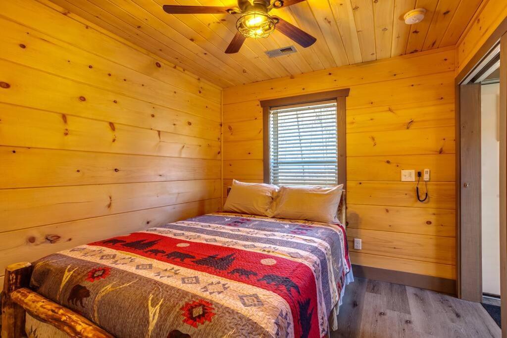 Dancing Bear Cabin- Relax & Enjoy! Сев'єрвілл Екстер'єр фото