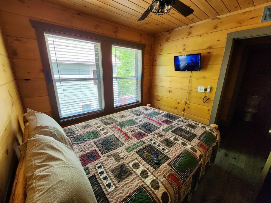 Dancing Bear Cabin- Relax & Enjoy! Сев'єрвілл Екстер'єр фото